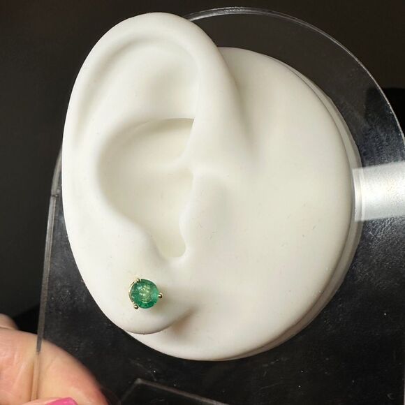 NWT 1.14ctw Emerald stud earrings in 14k yellow gold!! - Picture 3 of 9
